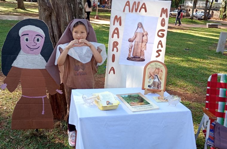 M Ana en la Plaza del pueblo